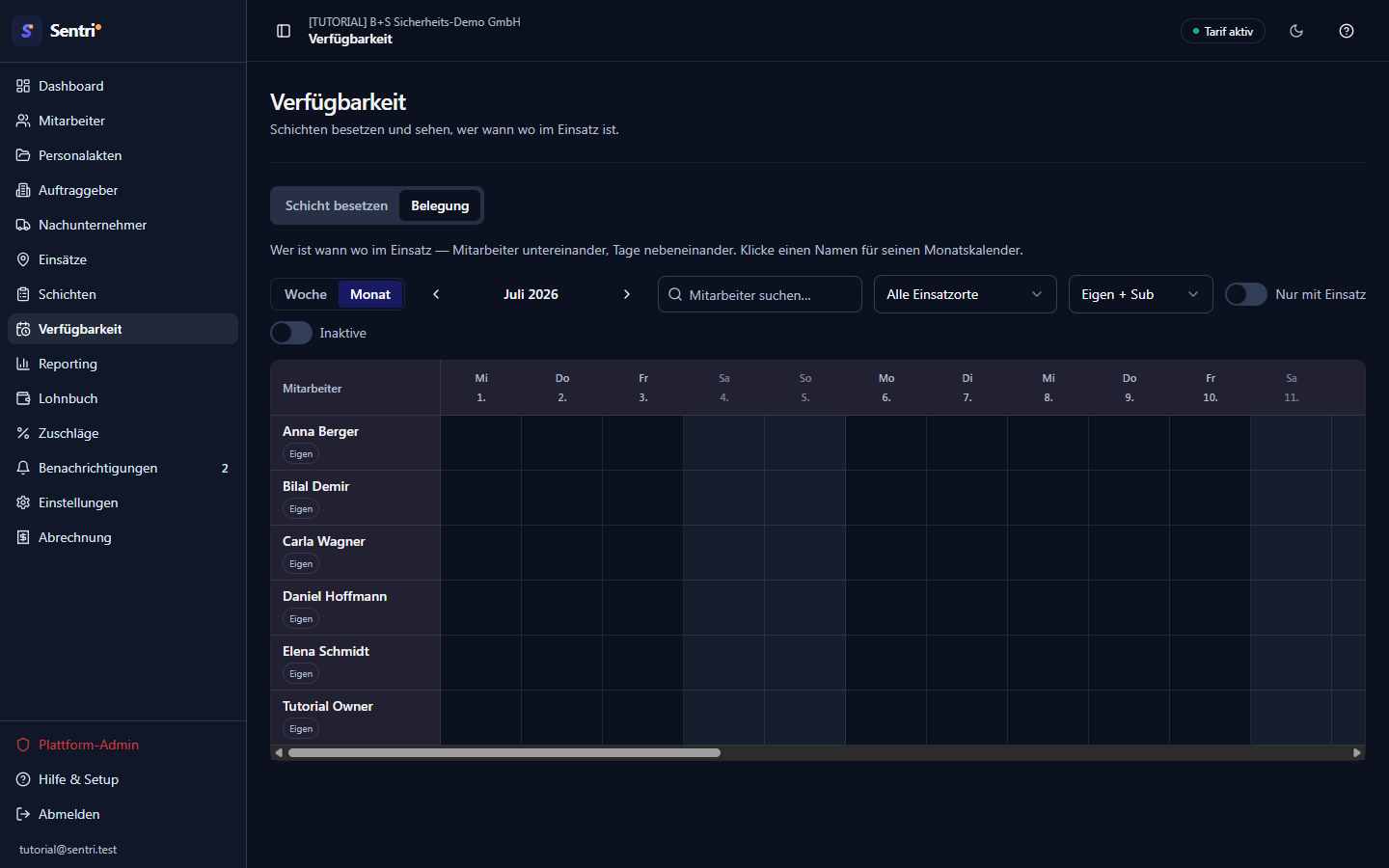 Belegung-Tab Desktop, MA×Tage-Matrix im Monatsmodus mit Schicht-Chips, sticky Namensspalte